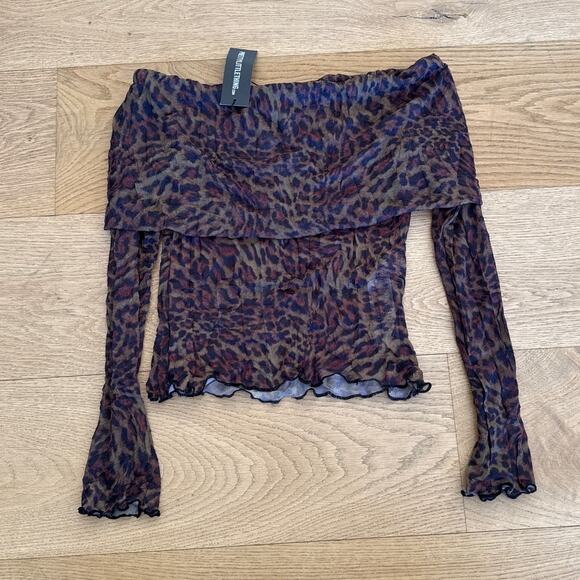 PrettyLittleThing Crinkle Mesh Bardot Long Sleeve Off Shoulder Leopard in Brown - Picture 1 of 4